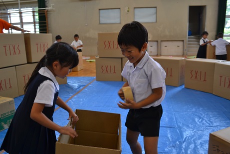 小学1年生ダンボールタウン制作ワークショップ