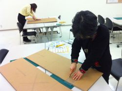 ダンボール家具制作教室の様子