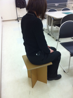 ダンボール家具制作教室の様子
