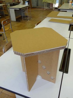 ダンボール家具の作り方教室強化ダンボールで椅子スツール制作