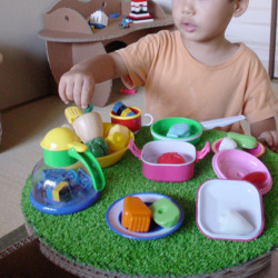 ダンボール家具サイドテーブル&スツール「ファンファン」人工芝