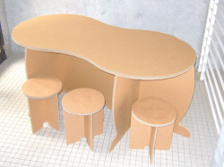 強化ダンボール製テーブル「ピーナッツ」と椅子