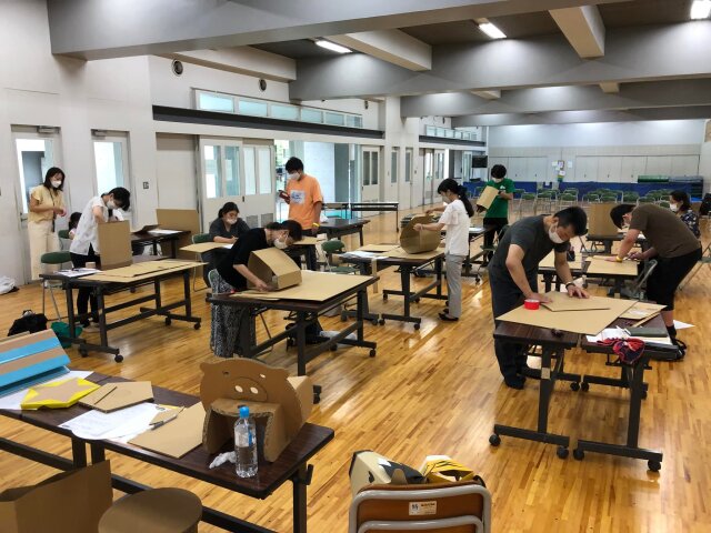 愛知サマーセミナー「ダンボール家具を作ろう」の様子