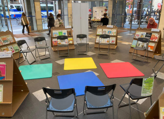 絵本ラック（強化ダンボール家具）のイベント会場使用例