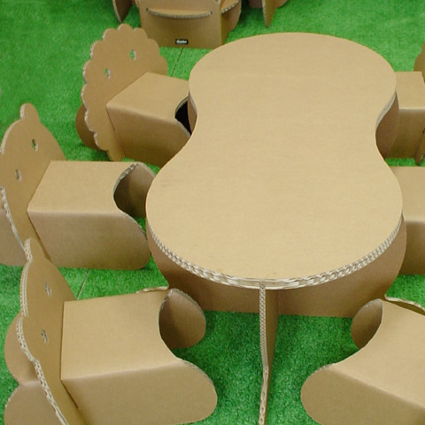 強化ダンボール製ローテーブル「ピーナッツ・ロー」と椅子