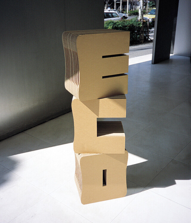 アルファベットの形をした椅子「ロゴスツール」展示例ECO